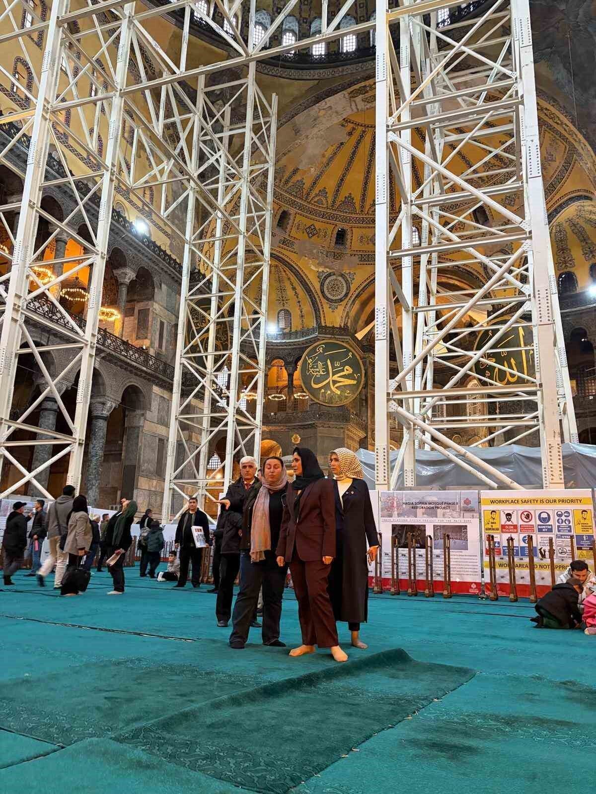 Ayasofya Restorasyon Çalışmalarında İnceleme: Sevilay Tuncer Heyetle Alanda İnceledi AK Parti Genel Başkan Yardımcısı Sevilay Tuncer, Ayasofya'daki restorasyon çalışmalarını