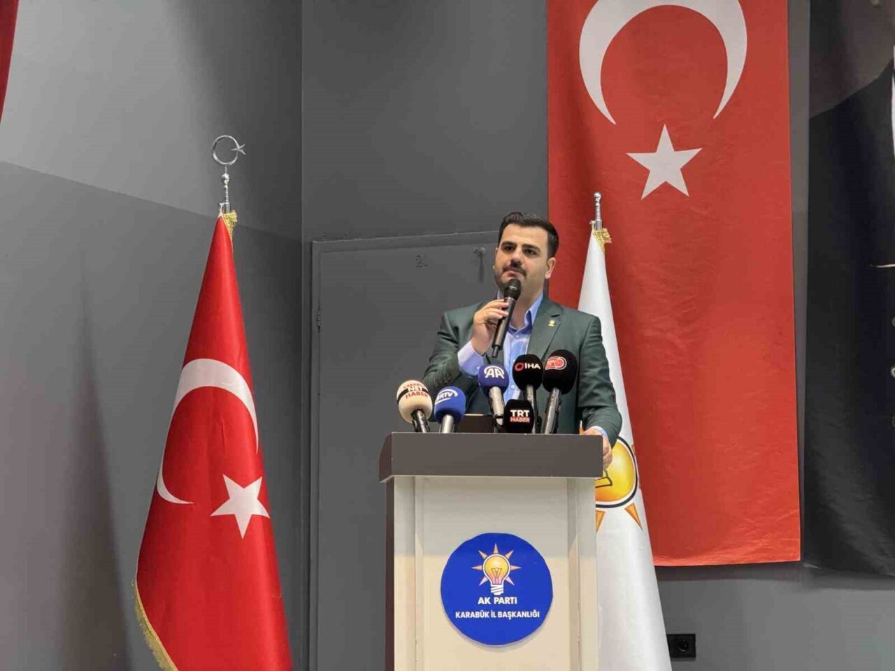 AK Parti Genel Sekreteri Eyyüp Kadir İnan, CHP'nin dilini eleştirerek,