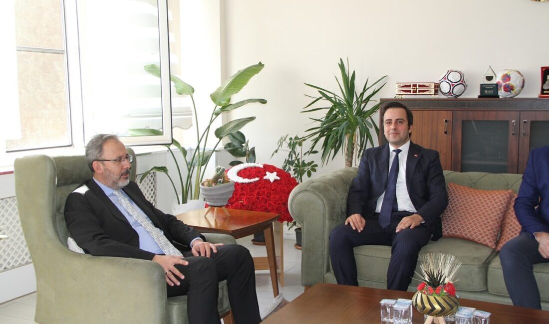 Kasapoğlu, Kula’da Esnaf ve Muhtarlarla Toplantı Yaparak Gençlik ve Spor Yatırımları Üzerine Görüşmelerde Bulundu Mehmet Muharrem Kasapoğlu, Manisa'nın Kula ilçesinde esnaf ve muhtarlarla bir