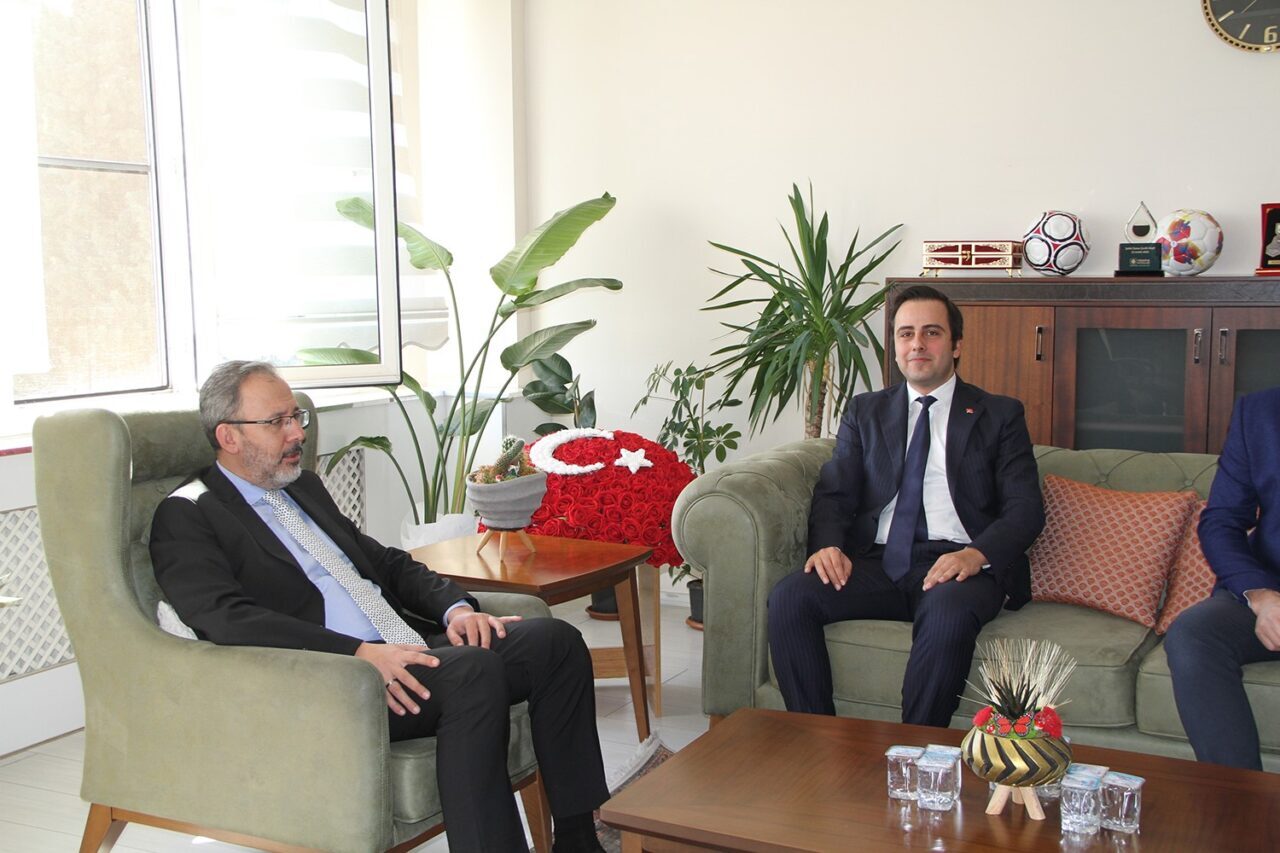 Mehmet Muharrem Kasapoğlu, Manisa'nın Kula ilçesinde esnaf ve muhtarlarla bir