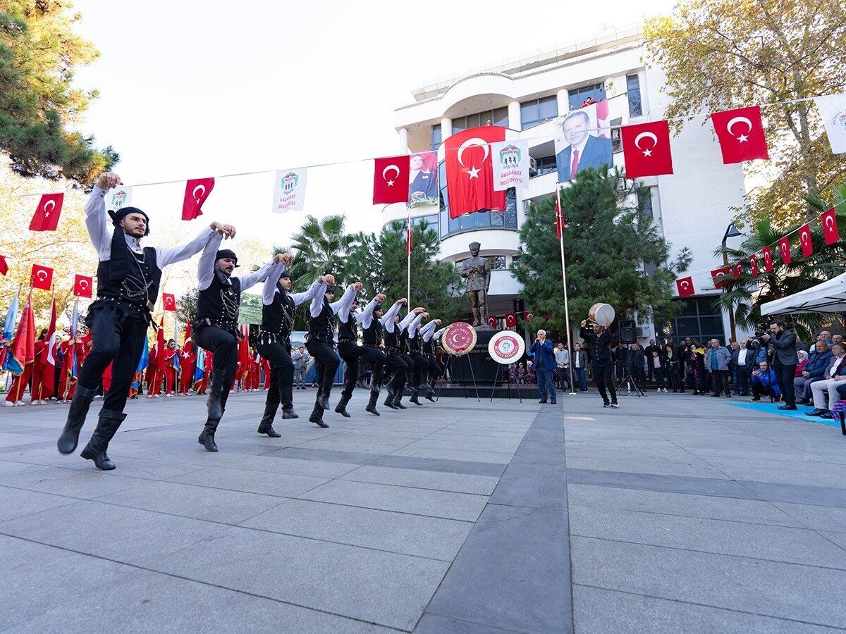 Akçaabat, ilçe oluşunun 139. yılını Atatürk Parkı'nda düzenlenen törenle kutladı.