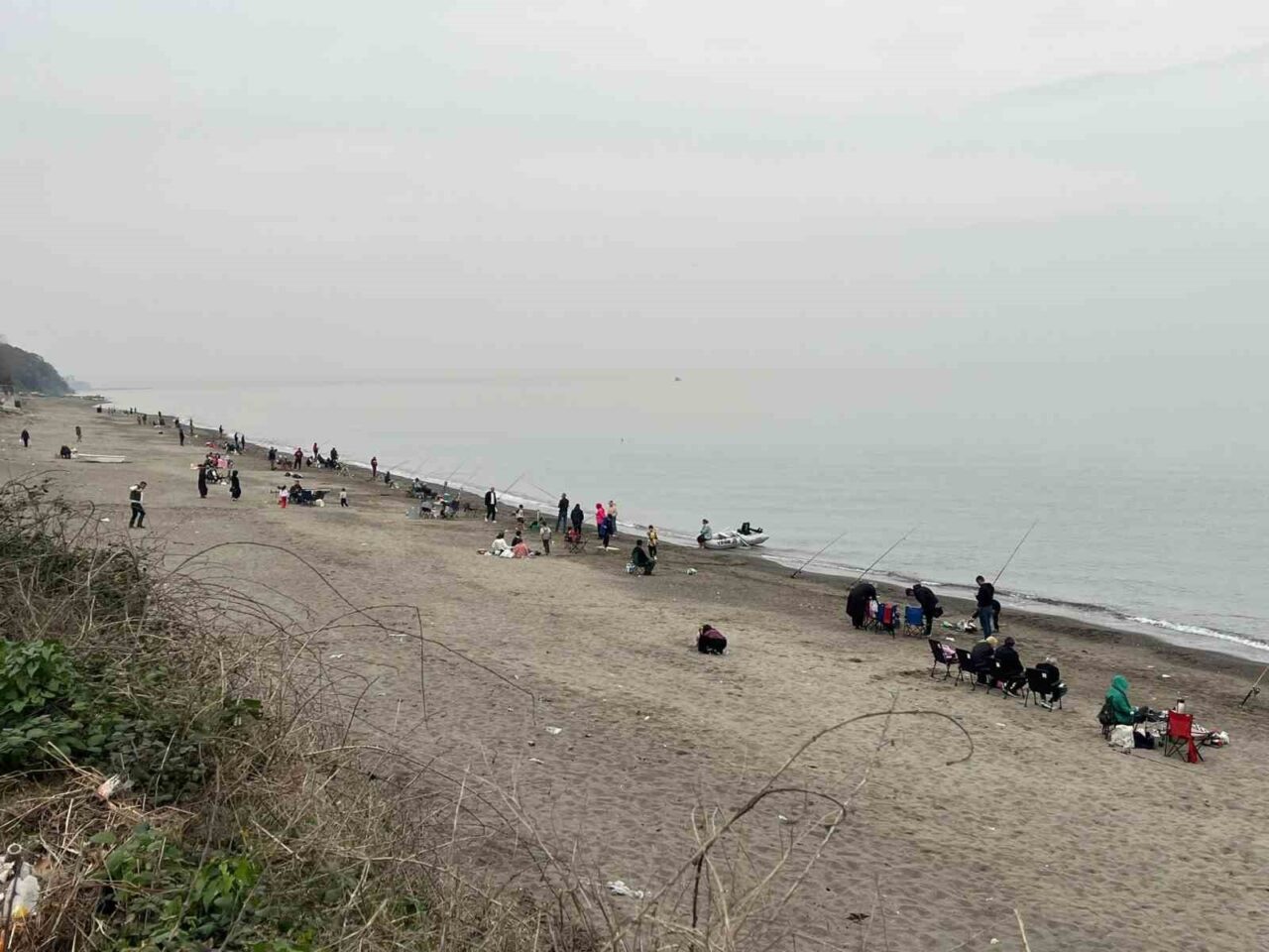 Akçakoca’da Sahiller Olta Avcılarıyla Doldunurken, Aileler Stres Atıyor