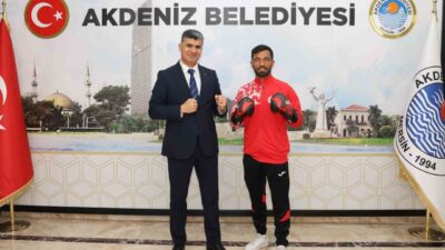 Akdeniz Belediye Spor Kulübü'nün milli kick boks sporcusu Hatip Emlek,