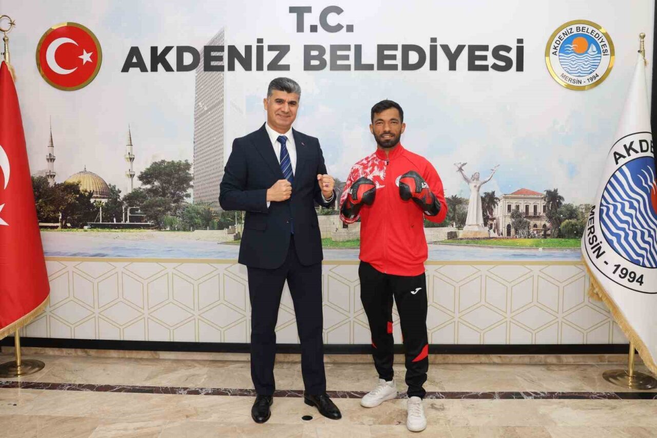 Akdeniz Belediye Spor Kulübü'nün milli kick boks sporcusu Hatip Emlek,