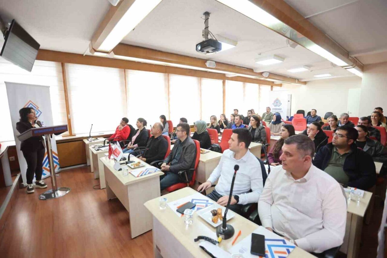 Merkezefendi Belediyesi, Akdeniz Belediyeler Birliği işbirliğiyle 'Personel Mevzuatı Eğitimi' düzenledi.