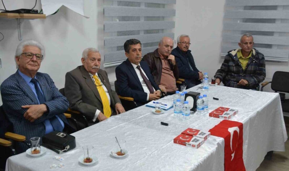 Akhisar'da Öğretmenler Günü etkinliğinde deneyimli öğretmenler anılarını paylaştı. Moderatör Haldun