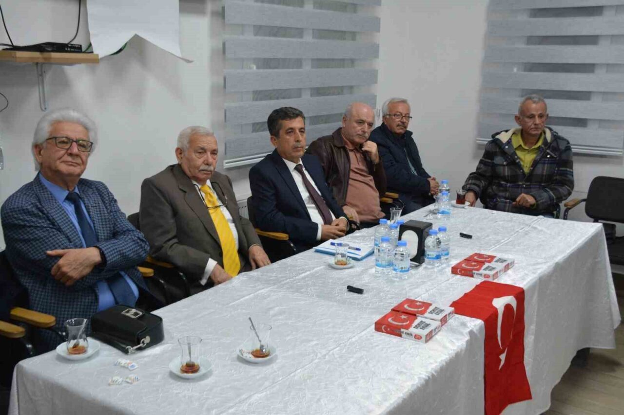 Manisa'nın Akhisar ilçesinde Öğretmenler Günü kapsamında düzenlenen etkinlikte, tecrübeli öğretmenler