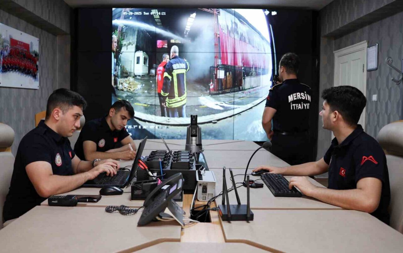 Mersin Büyükşehir Belediyesi İtfaiye Dairesi Başkanlığı'na bağlı AKOM, yangın ve