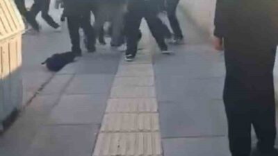 Ankara'nın Sincan ilçesindeki bir okul önünde çocuklar arasında çıkan tartışma