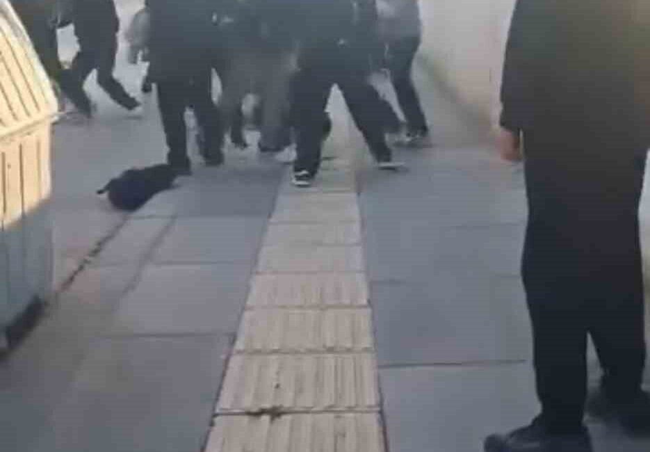 Ankara’da Çocuklar Arasında Başlayan Tartışma, Kavga ile Son Buldu: Bir Çocuk Arkadaşını Defalarca Tekmeledi Ankara'nın Sincan ilçesindeki bir okul önünde çocuklar arasında çıkan tartışma