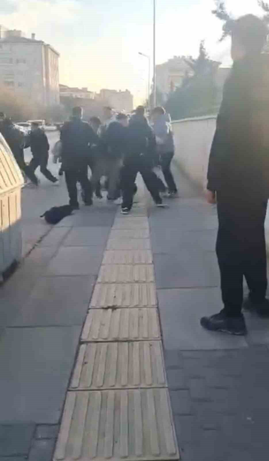 Ankara’da Çocuklar Arasında Başlayan Tartışma, Kavga ile Son Buldu: Bir Çocuk Arkadaşını Defalarca Tekmeledi