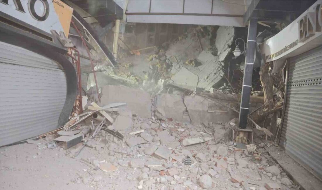 Aksaray'da kentsel dönüşüm çalışmaları sırasında eski TEDAŞ iş merkezinin yıkımı