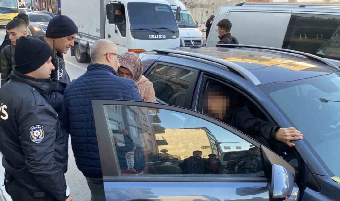 Aksaray’da Tanımadığı Bir Kişi Tarafından Bıçaklanan 17 Yaşındaki Çocuk Hastaneye Kaldırıldı Aksaray'da 17 yaşındaki M.D., okuldan dönerken tanımadığı bir kişi tarafından