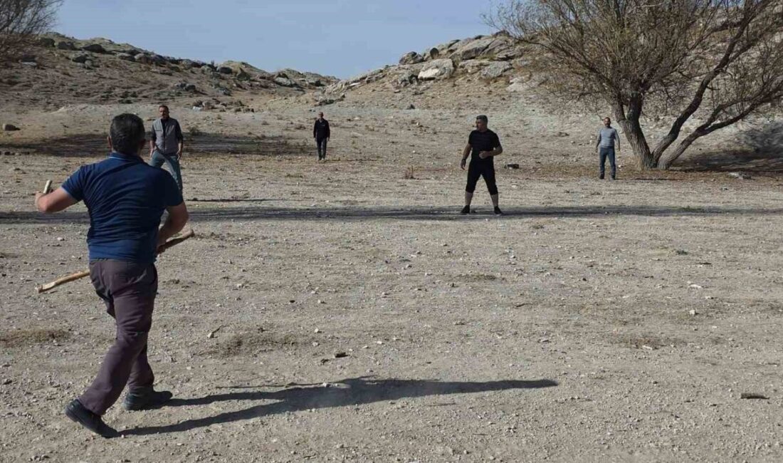 Aksaray'ın Eskil ilçesindeki Böğet köyünde, köylüler haftada bir araya gelerek