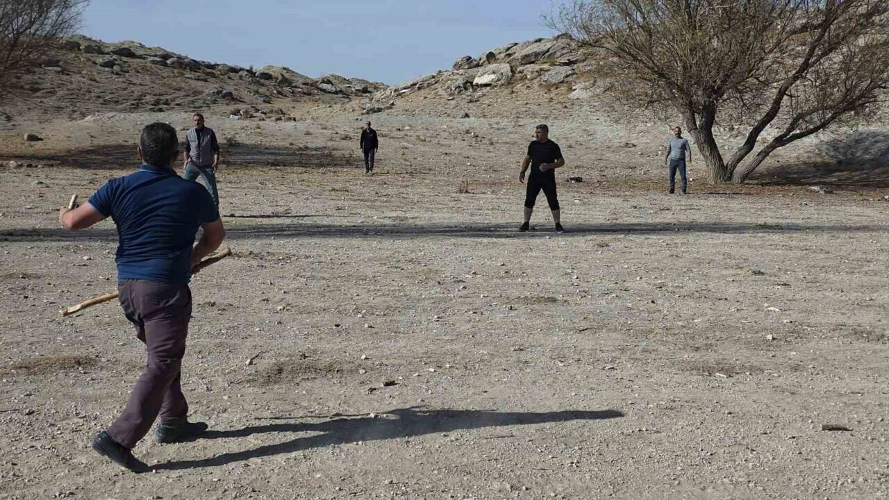 Aksaray'ın Eskil ilçesindeki Böğet köyünde, köylüler haftada bir araya gelerek