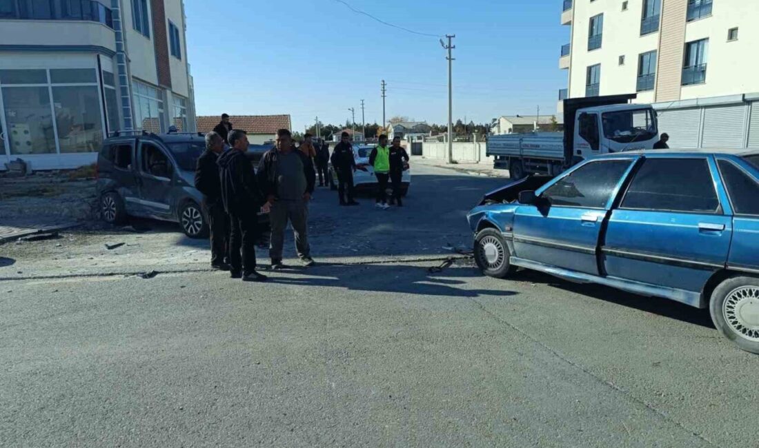 Aksaray’da Trafik Kazasında 7 Kişi Yaralandı, Olay Anı Güvenlik Kamerasında Görüntülendi Aksaray'ın Eskil ilçesinde hafif ticari araç ile otomobilin çarpışması sonucunda