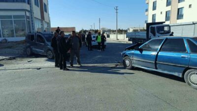 Aksaray'ın Eskil ilçesinde hafif ticari araç ile otomobilin çarpışması sonucunda