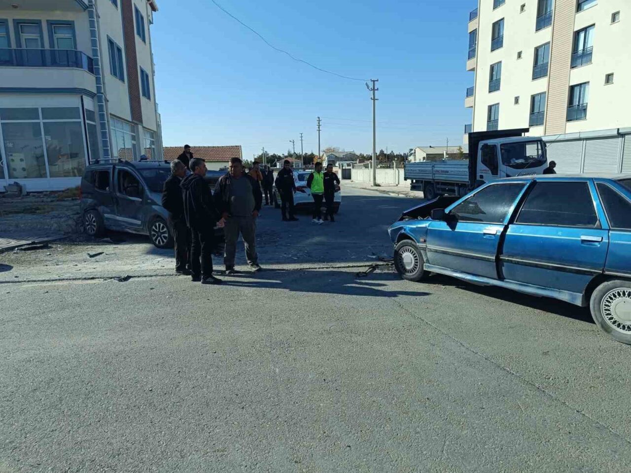 Aksaray'ın Eskil ilçesinde hafif ticari araç ile otomobilin çarpışması sonucunda