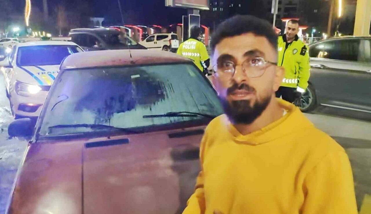 Aksaray'da Yasin Duru'nun kullandığı otomobil, sürüş esnasında motor kısmından alevler