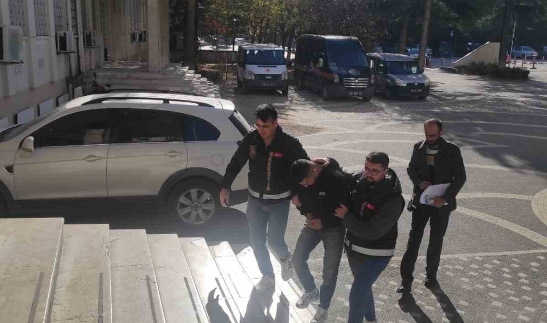 Akşehir’de Yapılan Operasyonlarda Yüklü Miktarda Kaçak Tütün ve Sigara Ele Geçirildi Konya'nın Akşehir ilçesinde düzenlenen operasyonlar sonucunda kaçak tütün ve tütün