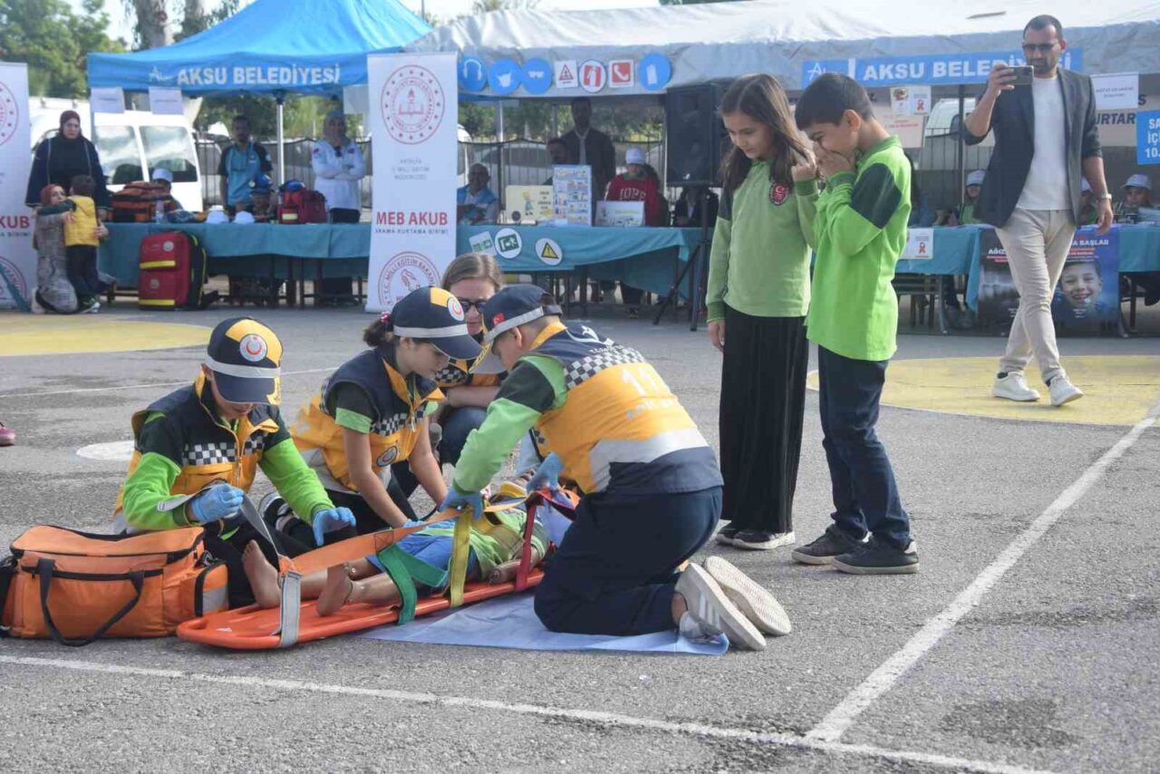Aksu’da "Sağlıklı Çocuk, Sağlıklı Gelecek" programı kapsamında düzenlenen etkinlikte, çocuklara