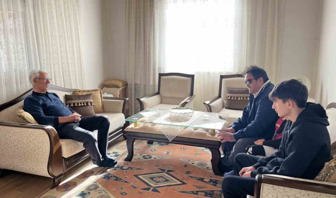 Kars'ın Akyaka ilçesinde Yakup Aramaz, her yıl 24 Kasım'da ilkokul