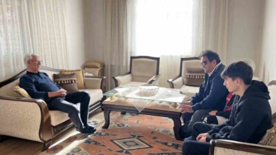 Kars'ın Akyaka ilçesinde Yakup Aramaz, her yıl 24 Kasım'da ilkokul