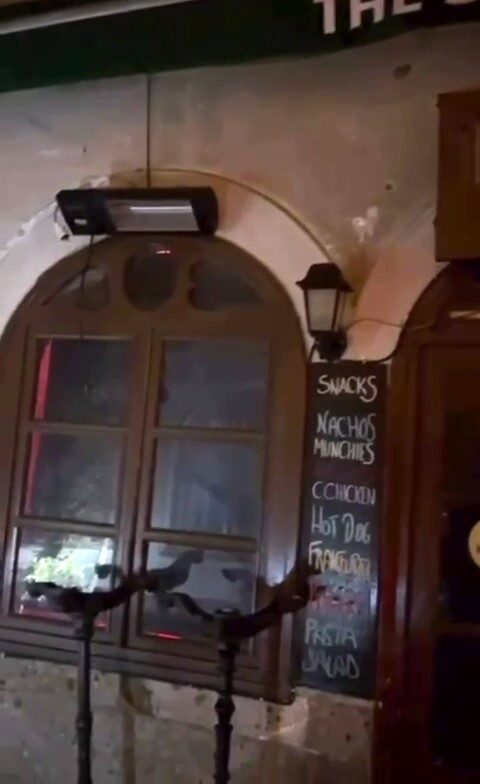 İzmir'in Alaçatı Mahallesi'nde kapalı bir eğlence mekanına sabah saatlerinde kimliği