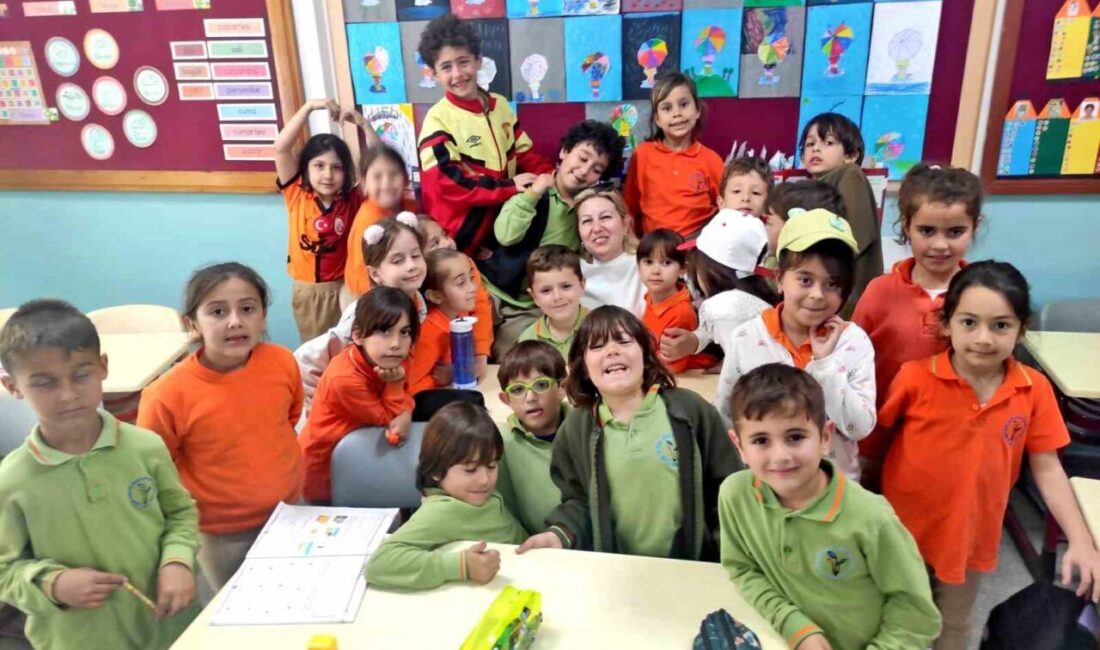 Alaçatı Mustafa Çapkan İlkokulu 2-B sınıfı öğrencileri, öğretmenleri Bengü Doğruyol'un