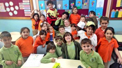 Alaçatı Mustafa Çapkan İlkokulu 2-B sınıfı öğrencileri, öğretmenleri Bengü Doğruyol'un