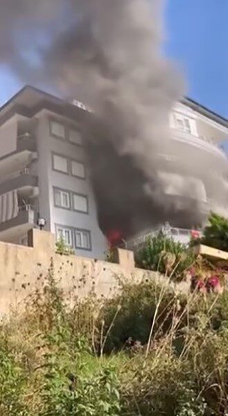 Alanya’da 5 Katlı Binada Çıkan Yangın, Yatak Odasını Kullanılamaz Hale Getirdi Antalya'nın Alanya ilçesinde 5 katlı bir binanın 2. katında çıkan