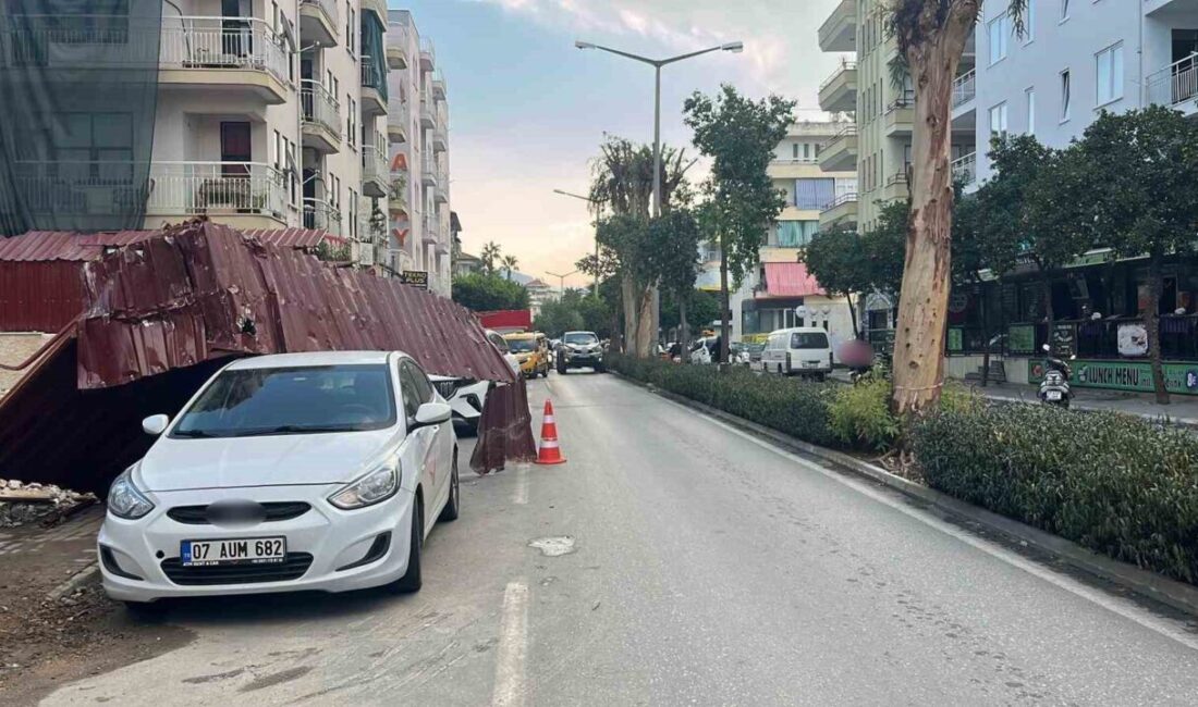 Antalya'nın Alanya ilçesinde gece yaşanan şiddetli fırtına, bir inşaat alanındaki