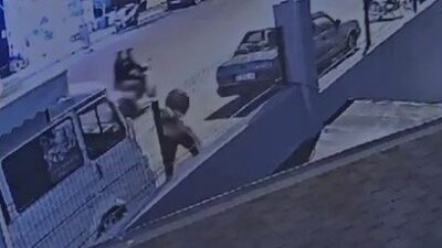 Antalya’nın Alanya ilçesinde, kimliği belirsiz bir şahıs yolda yürüyen bir