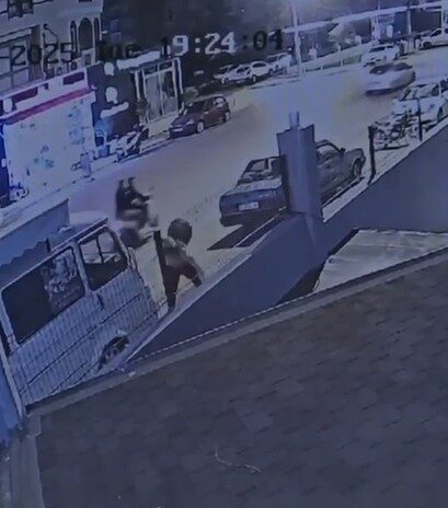 Antalya’nın Alanya ilçesinde, kimliği belirsiz bir şahıs yolda yürüyen bir