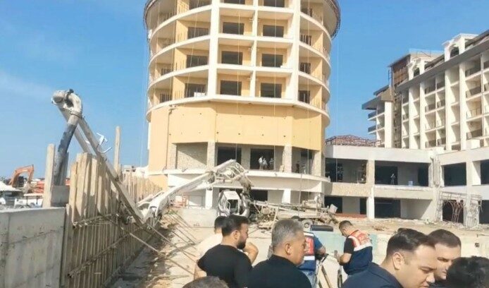 Antalya'nın Alanya ilçesindeki bir otel inşaatında Ahmet Besili (45), beton