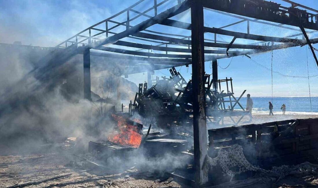 Kleopatra Plajı’ndaki Büfede Meydana Gelen Yangın, İtfaiye Ekiplerinin Müdahalesiyle Söndürüldü Antalya'nın Alanya ilçesindeki Kleopatra plajında bir büfede çıkan yangın, 1