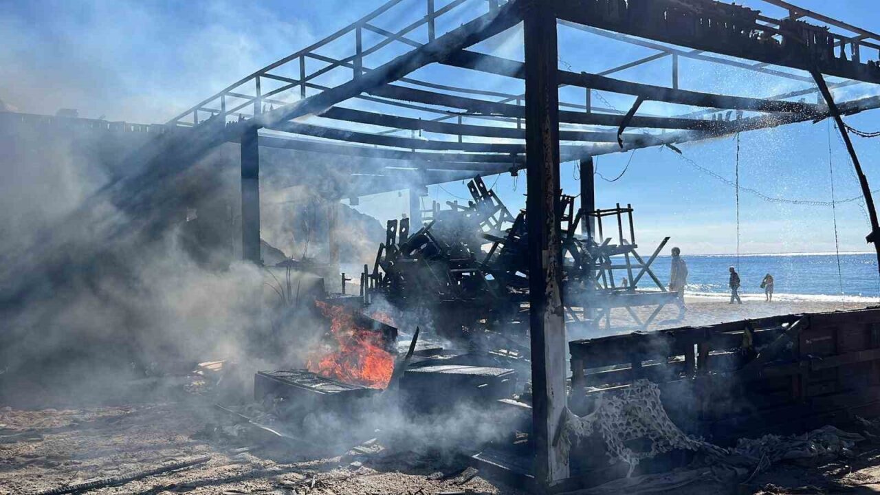 Antalya'nın Alanya ilçesindeki Kleopatra plajında bir büfede çıkan yangın, 1