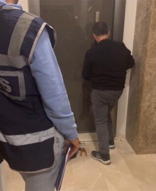 Alanya’da Yetkisiz Sağlık Hizmeti Verdiği Belirlenen İşletmeye Operasyon Düzenlendi Alanya'da, İlçe Sağlık Müdürlüğü ve Emniyet Müdürlüğü ortaklaşa bir operasyon