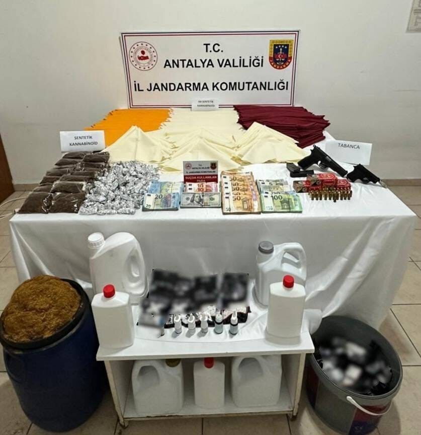 Alanya'da gerçekleştirilen bir uyuşturucu operasyonunda, jandarma ekipleri 25 kilogram sentetik
