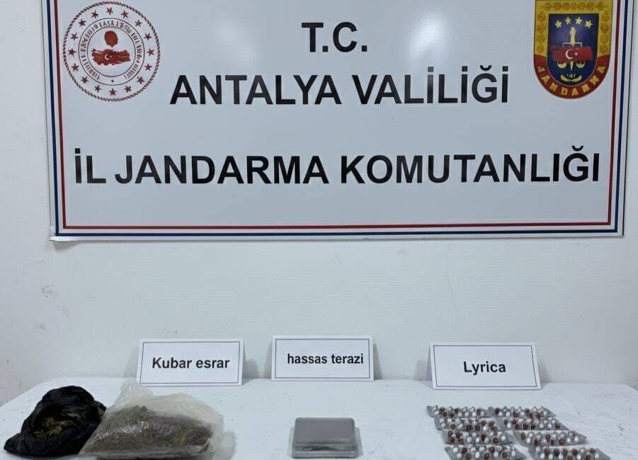 Alanya’da Jandarma Operasyonunda 500 Gram Esrar ve 126 Lyrica Hap Ele Geçirildi Antalya'nın Alanya ilçesinde jandarma, M.E.Y. isimli şüphelinin evinde gerçekleştirdiği operasyonda