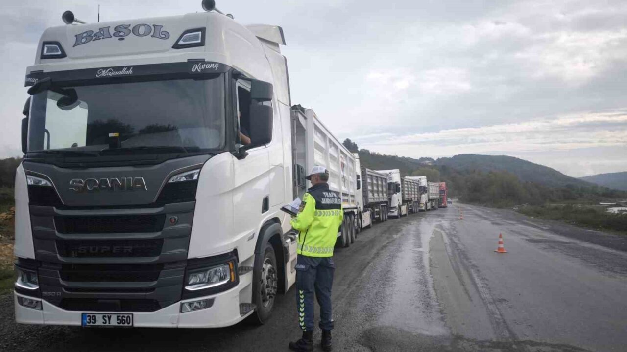 Zonguldak’ın Alaplı ilçesinde jandarma, tır ve kamyon denetimleri gerçekleştirdi. Kontrollerde