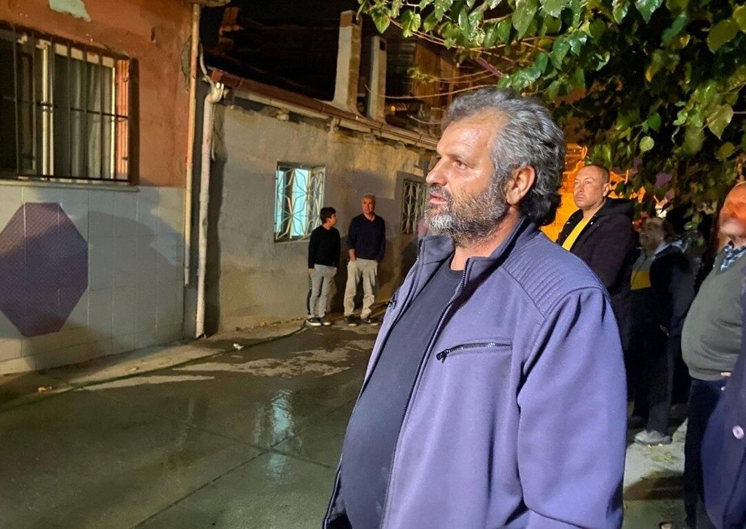 Alaşehir'de Y.T.'ye ait evde çıkan yangın, komşuların hızlı müdahalesiyle büyümeden