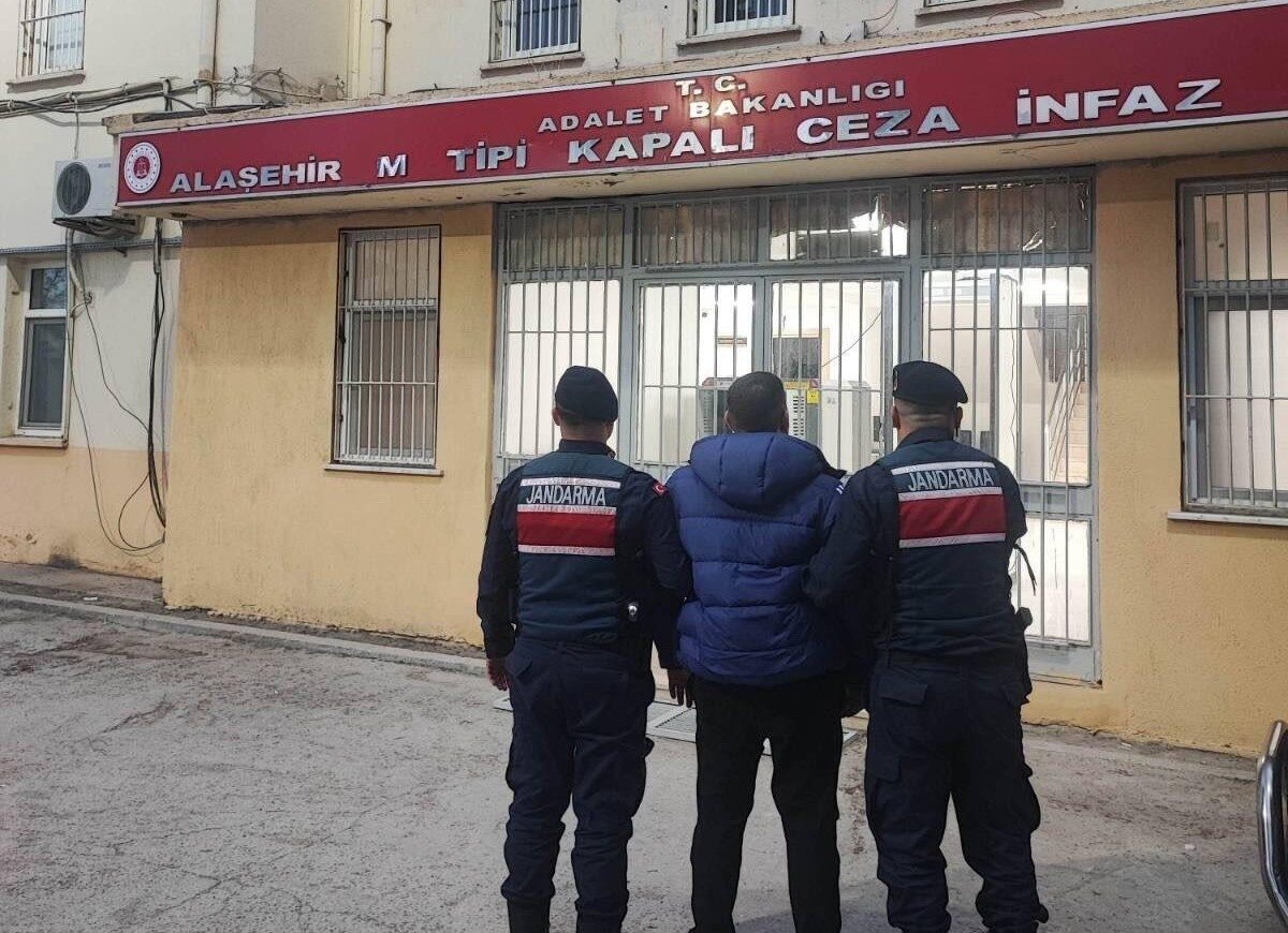 Manisa'nın Alaşehir ilçesinde jandarma, uyuşturucu operasyonu düzenleyerek F.U. ve D.Ö.