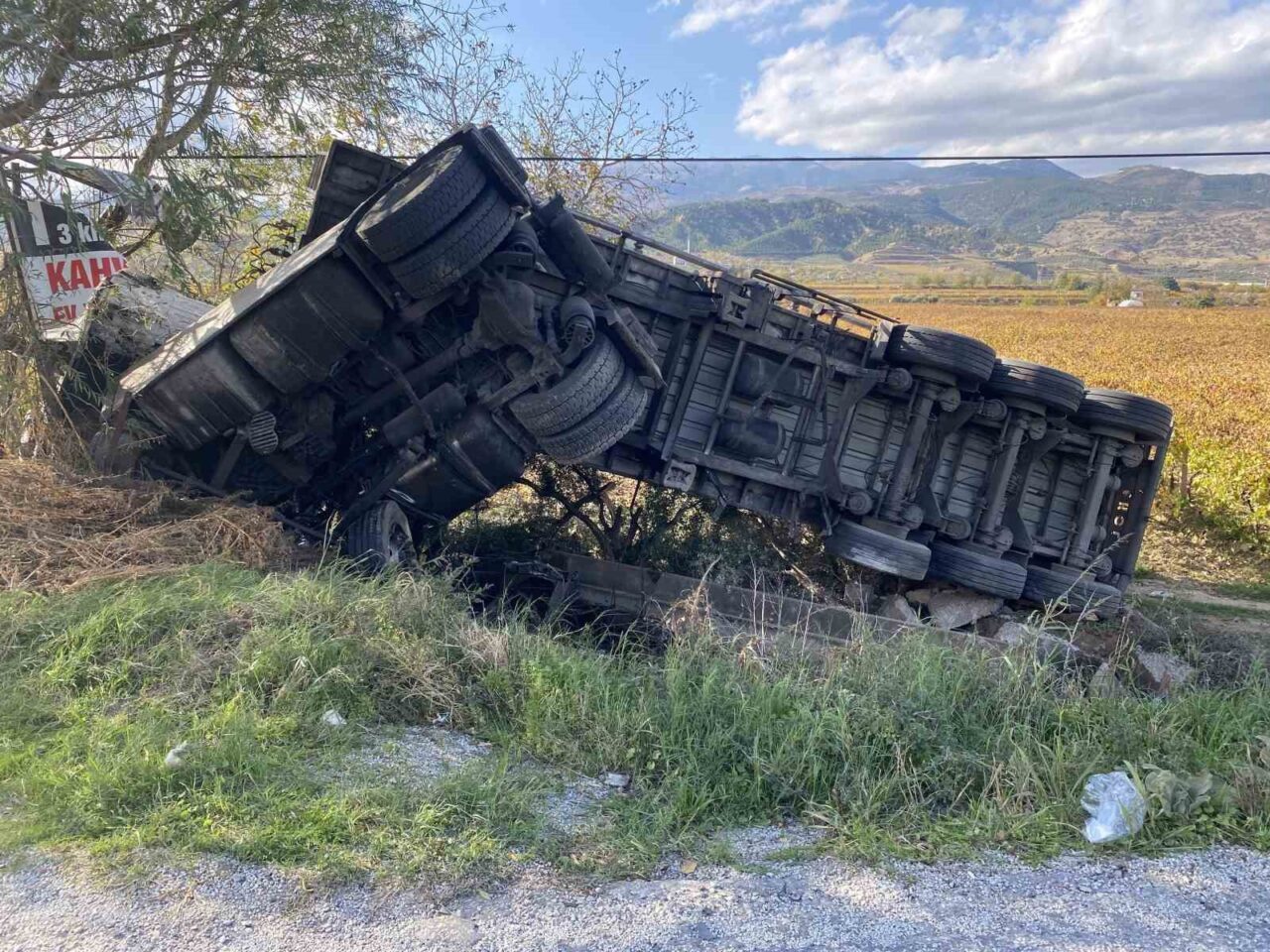 Manisa'nın Alaşehir ilçesinde T.U. (40) yönetimindeki süt tankeri, direksiyon hakimiyetinin