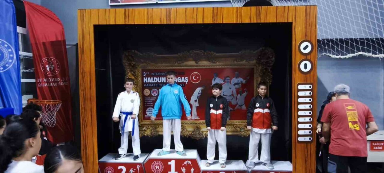 Denizli'de düzenlenen 3. Haldun Alagaş Uluslararası Karate Turnuvası'nda Alaşehir Belediyespor