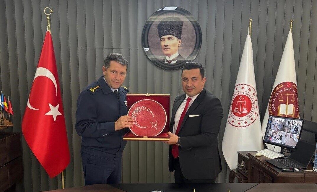 Anamur’da Garnizon Komutanı ve Cumhuriyet Başsavcısı Adli Konuları Görüştü Mersin Anamur'da Garnizon Komutanı Albay Serhan Güngör ve Cumhuriyet Başsavcısı