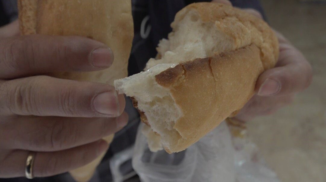 Eskişehir'de Yücel Aydın, bir fırından aldığı ekmekte naylon parçası buldu.