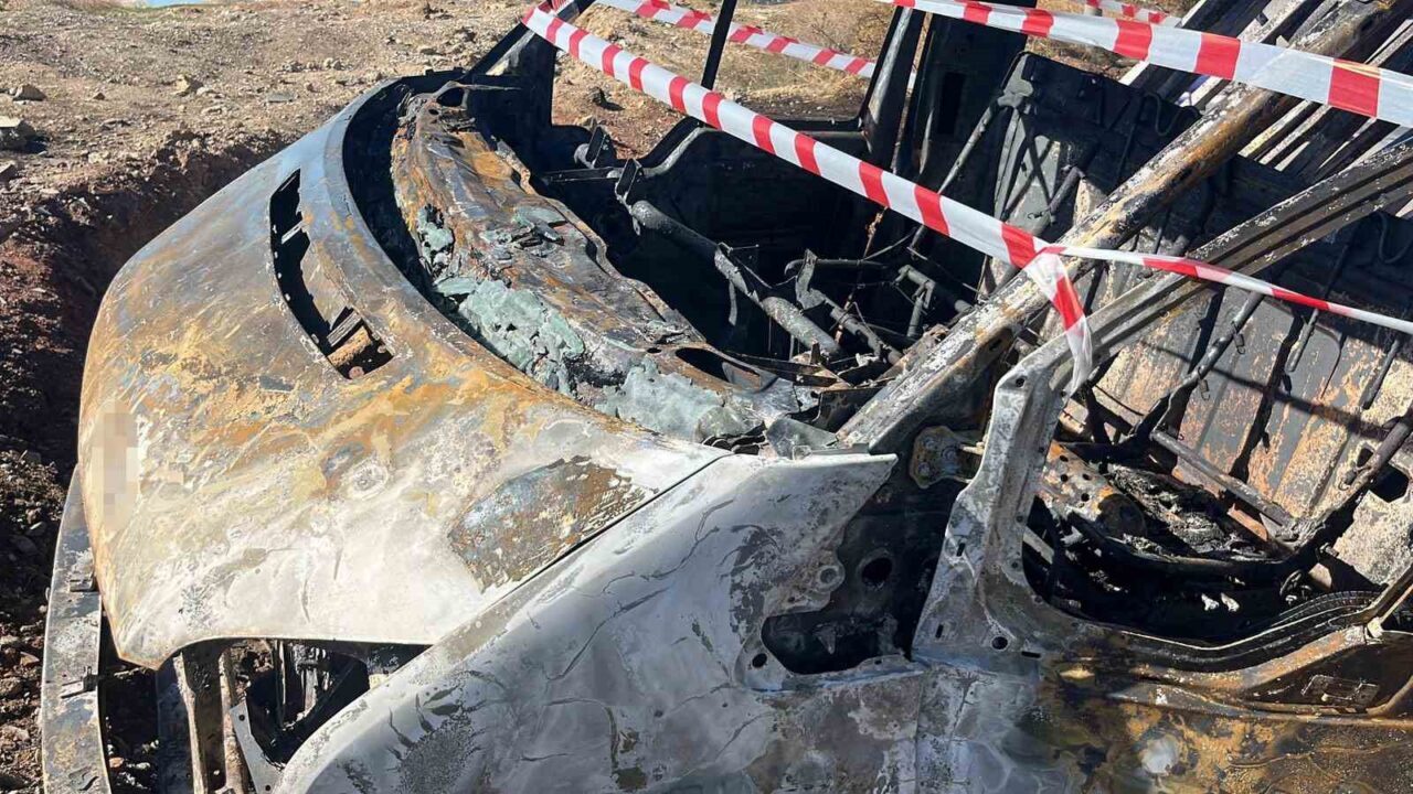 Antalya'nın Alanya ilçesinde park halindeki mutfak tüpü yüklü bir kamyonet,