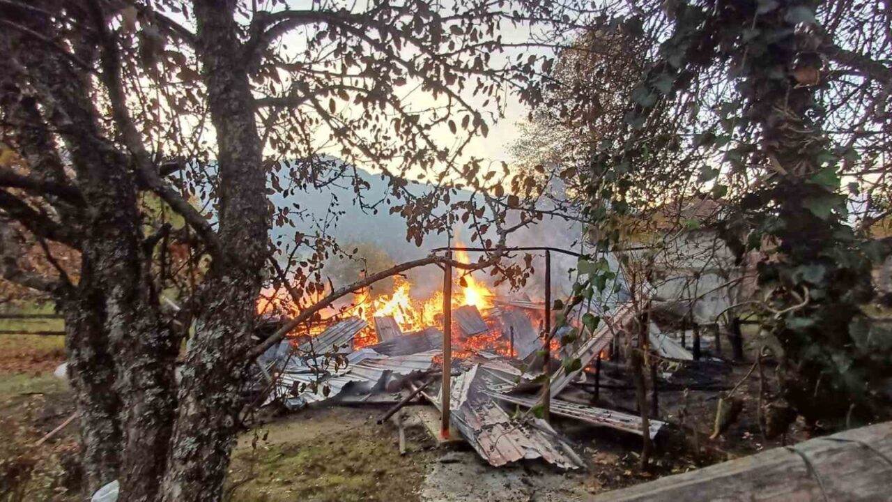 Karabük’ün Yenice ilçesinde Sabri Köroğlu'na ait 2 katlı ahşap evde