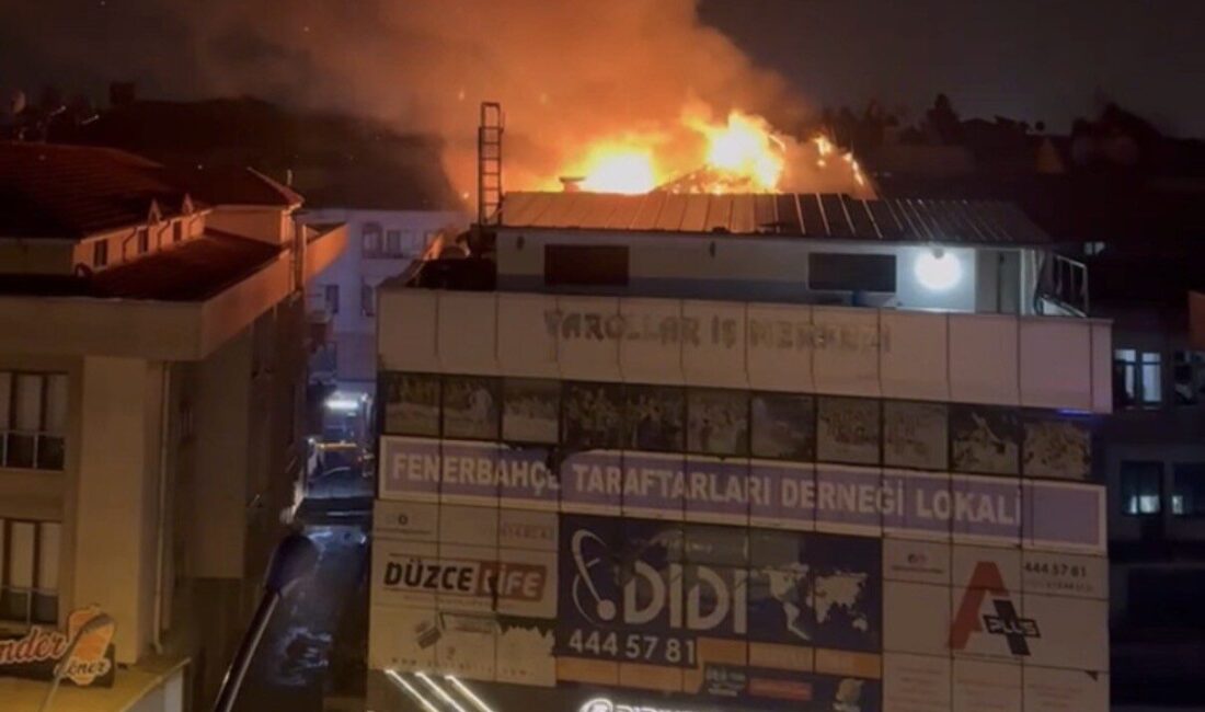 Düzce’de iş merkezi çatısında çıkan yangın, itfaiye ekiplerinin müdahalesiyle güçlükle söndürüldü Düzce'de Rasim Bedir Paşa Bulvarı'ndaki bir iş merkezinin çatısında gece